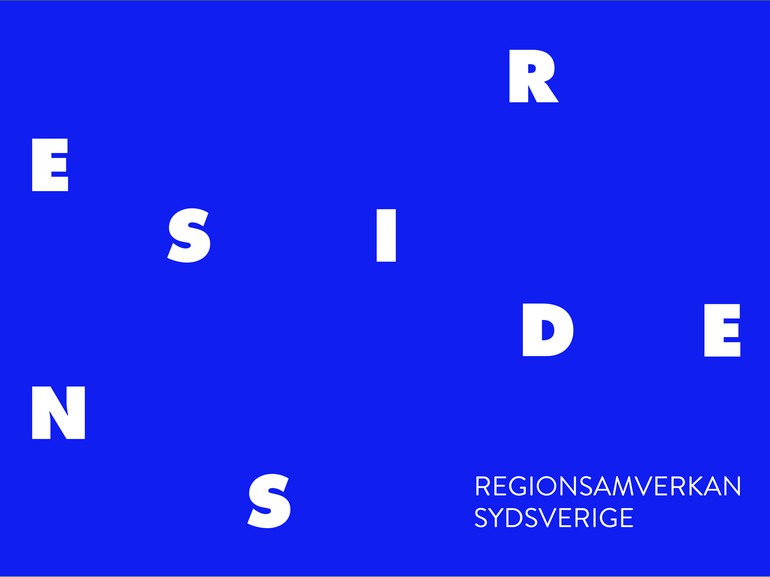 Blå grafisk bild med texten "Regionsamverkan Sydsverige" på.